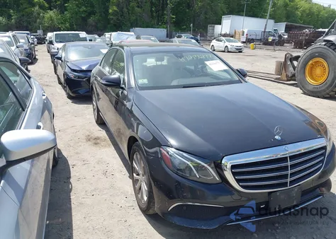 2017 Mercedes-Benz E 300 4Matic z USA, uszkodzony, nr VIN WDDZF4KB2HA126271